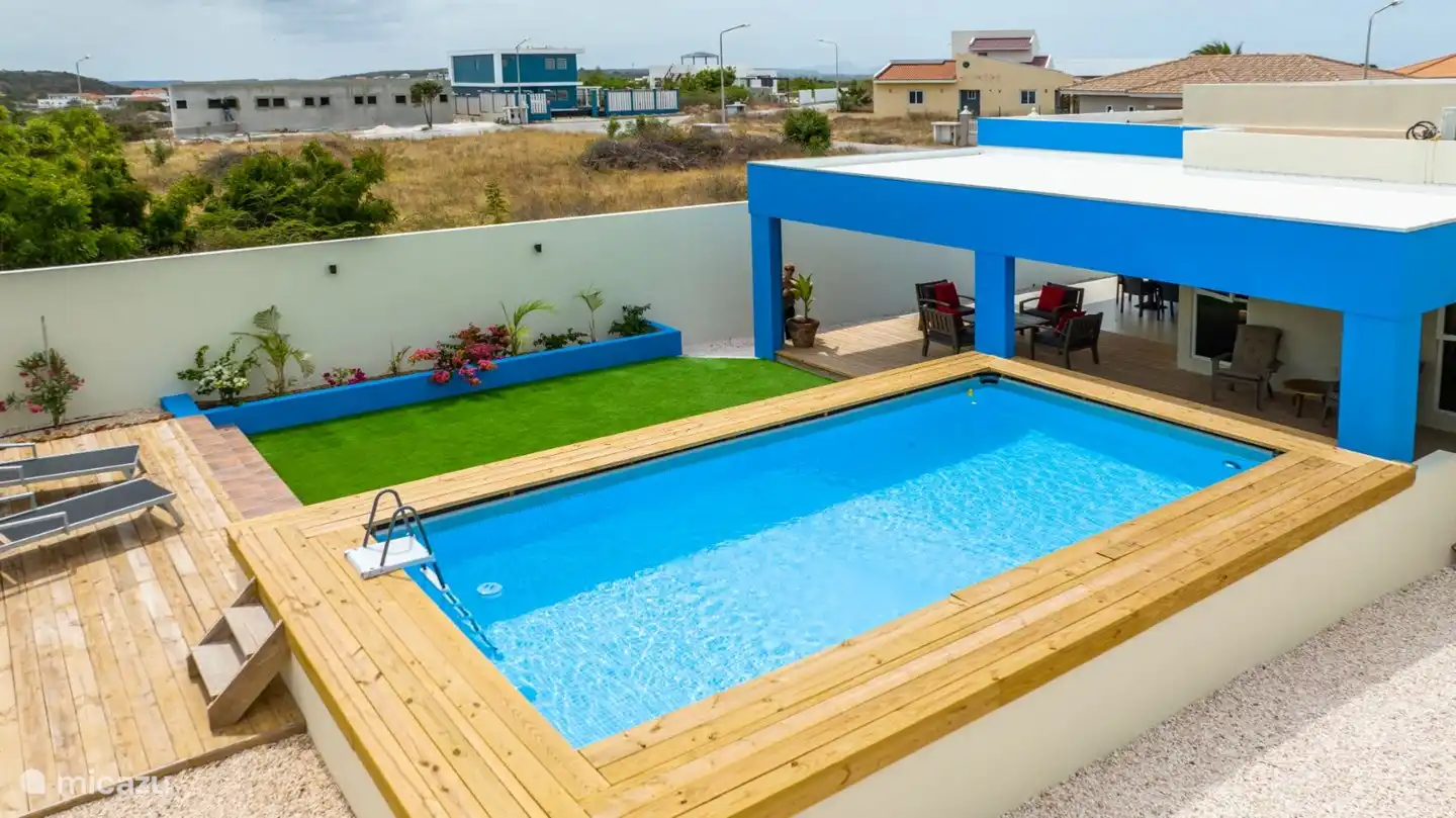 den weitläufigen Garten, Swimmingpool und Veranda (überdachte Terrasse) auf einen Blick