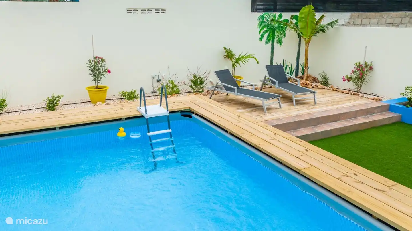 Vom Strandbett zum Swimmingpool in 2 Schritten.