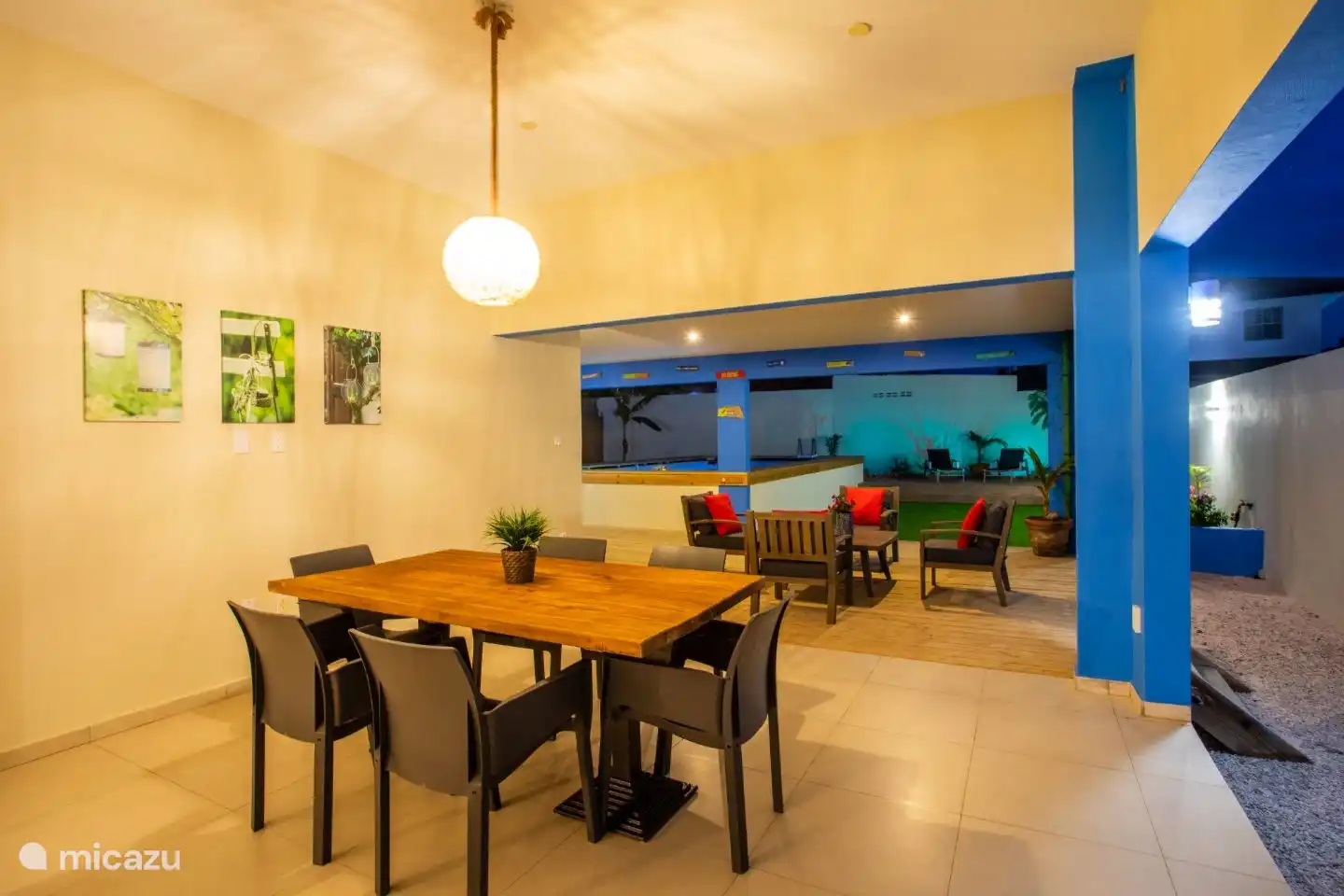 Wenn die Sonne untergeht, schaltet sich die Außenbeleuchtung ein, was dem Garten ein romantisches Aussehen verleiht.