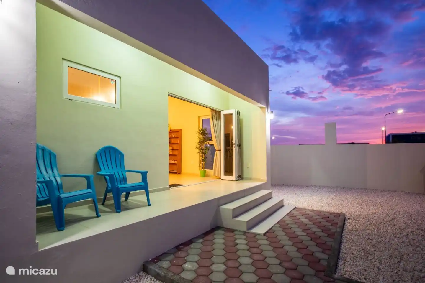 Gegen 19:00 Uhr geht die Sonne unter und dann können Sie einen wunderschönen Himmel sehen.