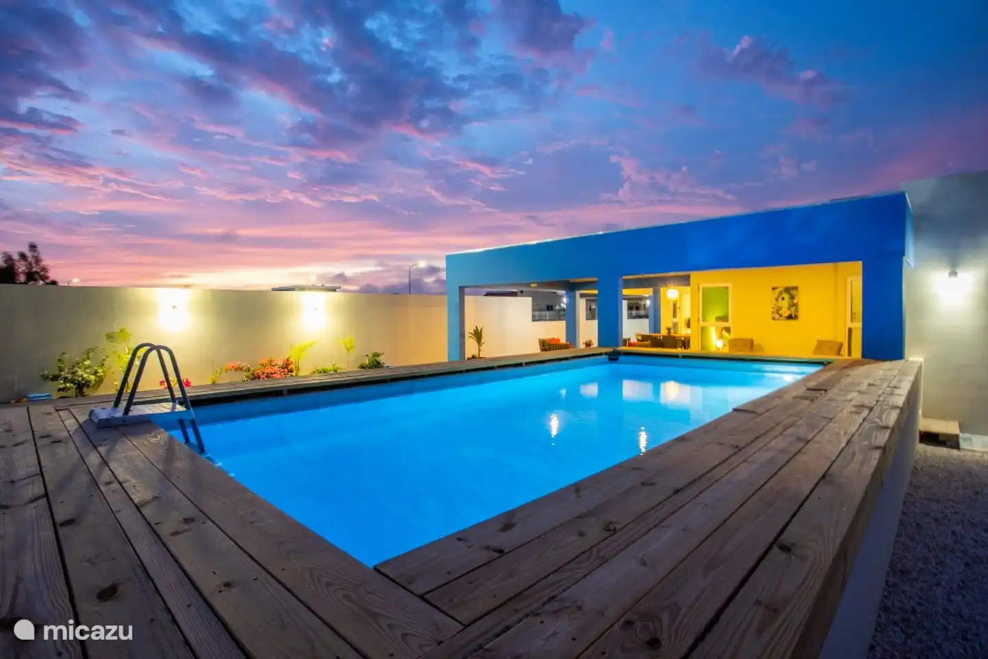 Genießen Sie den wunderschönen Himmel vom Pool aus.