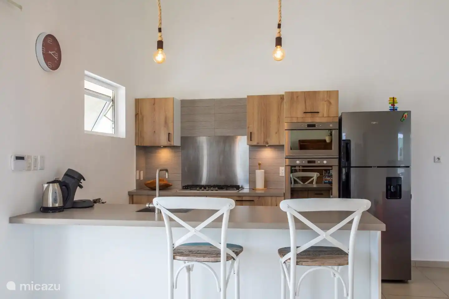 Offene Küche, die komplett ausgestattet ist, Geschirrspüler, Backofen, Mikrowelle, Kaffeemaschine, Wasserkocher, 5-Flammen-Herd