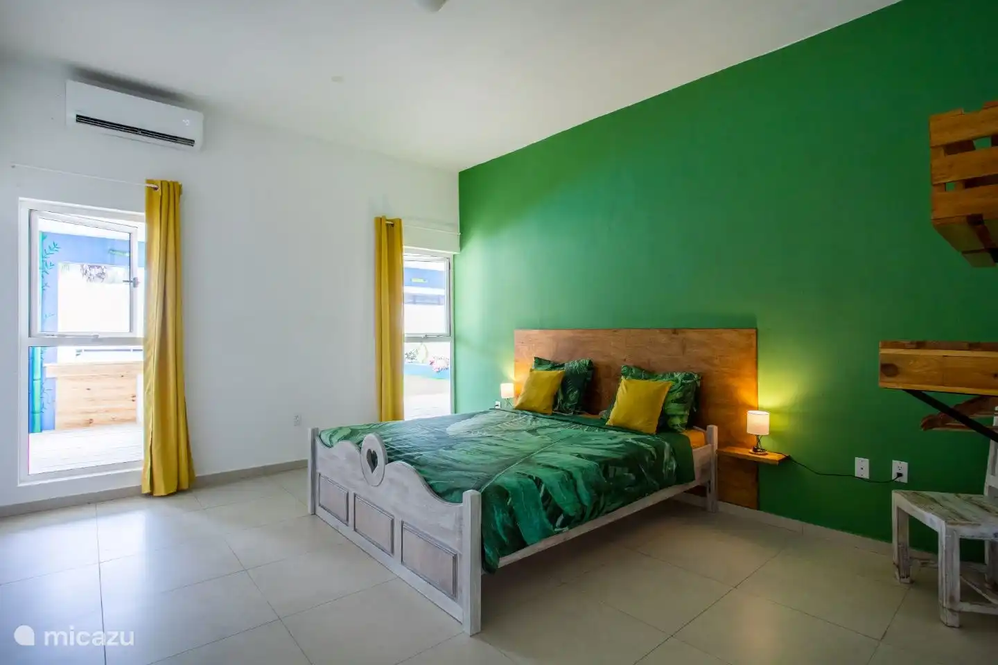 (Hauptschlafzimmer) Schlafzimmer mit eigenem Bad / WC / ebenerdiger Dusche und Klimaanlage. Mit Blick auf den Pool