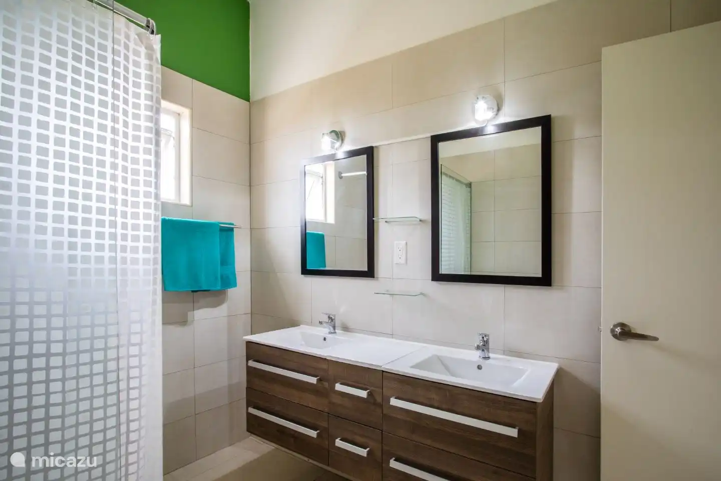 Badezimmer, Elternschlafzimmer, 2 Waschbecken, Toilette, Dusche