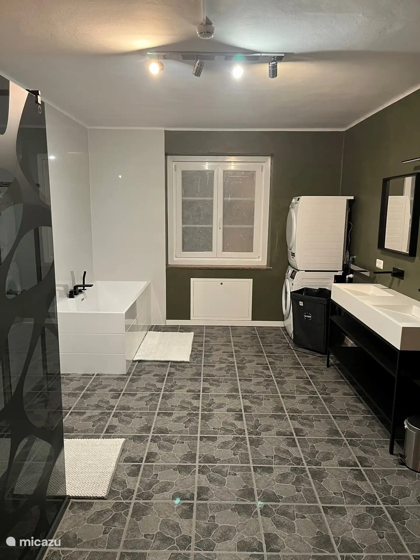 luxuriöses Badezimmer mit Wasch-Trocken-Kombination