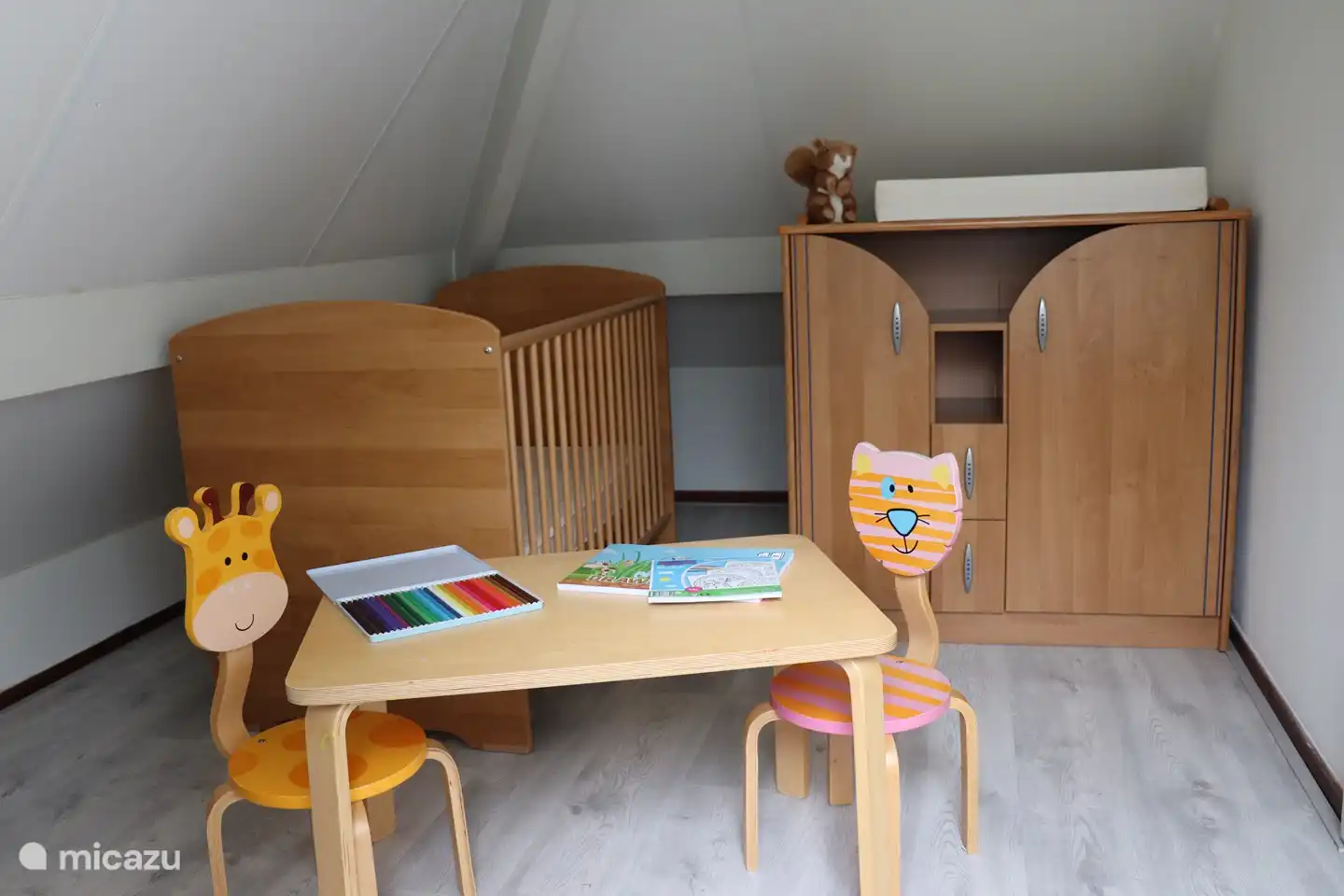 Kinderbett und Wickeltisch.