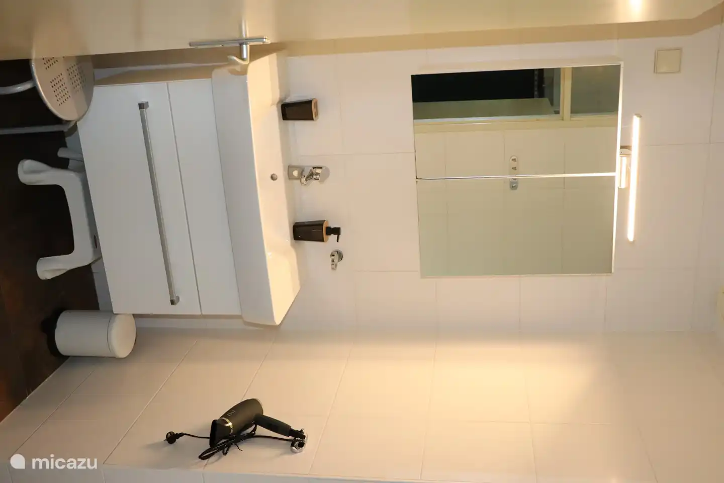 Badezimmer mit ebenerdiger Dusche