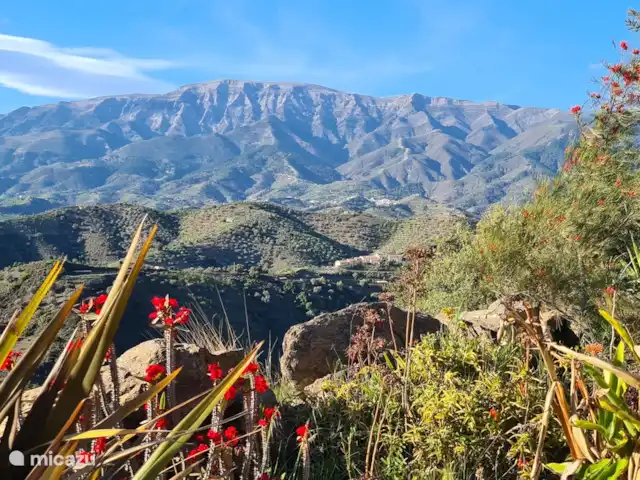 Casa El Mirador en España, Andalucía, Arenas - villa Vista de Maroma desde el jardín y la piscina