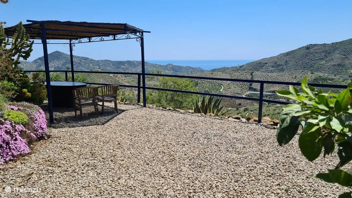 Sitzecke mit Esstisch auf der Südseite