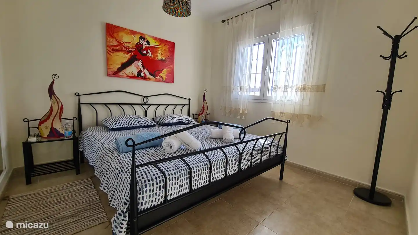 Schlafzimmer 1, Bett 180 cm breit