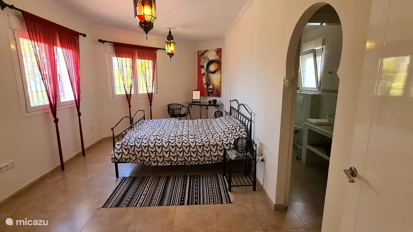 Schlafzimmer 2 mit eigenem Bad. Bett 180 cm breit