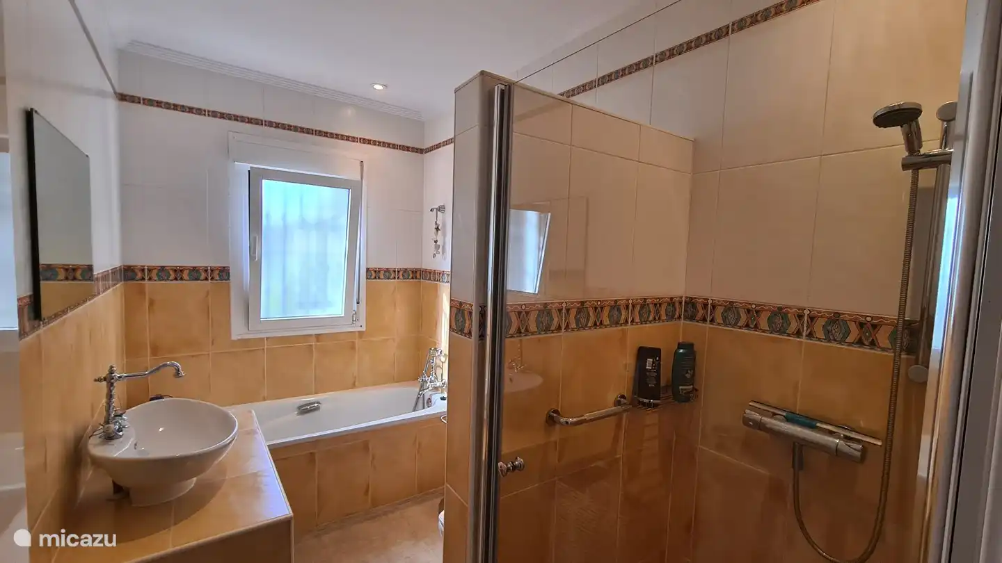 Zweites Badezimmer mit Badewanne und Dusche