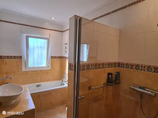 Casa El Mirador en España, Andalucía, Arenas - villa Segundo cuarto de baño con bañera y ducha