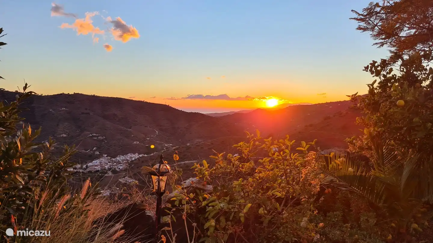 Sonnenuntergang über Arenas (vom Garten aus)
