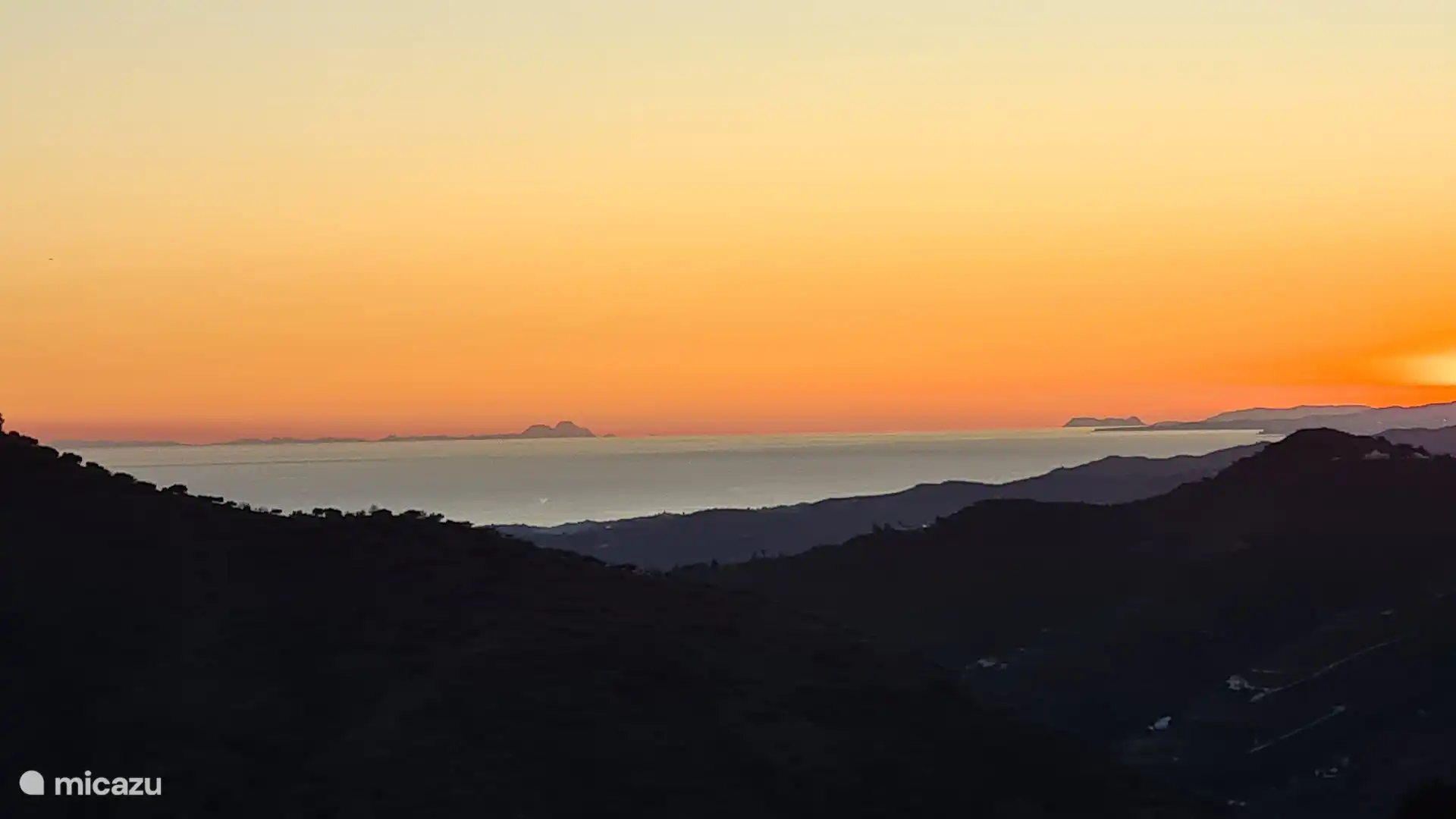 Sonnenuntergang vom Garten aus. Bei niedriger Luftfeuchtigkeit kann man die afrikanische Küste (links) und Gibraltar (rechts) sehen