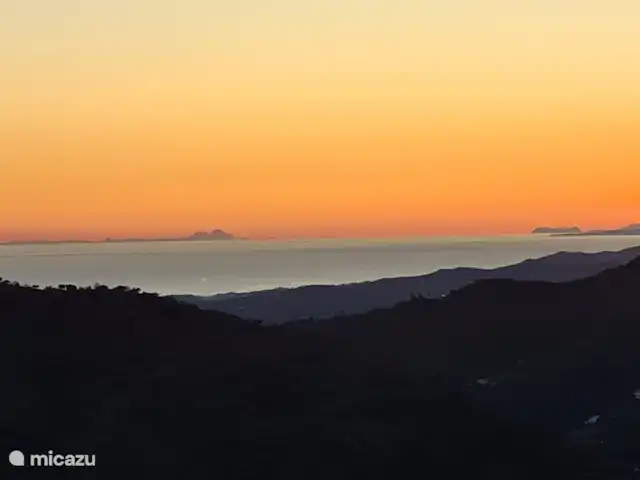 Casa El Mirador en España, Andalucía, Arenas - villa Puesta de sol desde el jardín. Con poca humedad se puede ver la costa africana (izquierda) y Gibraltar (derecha)