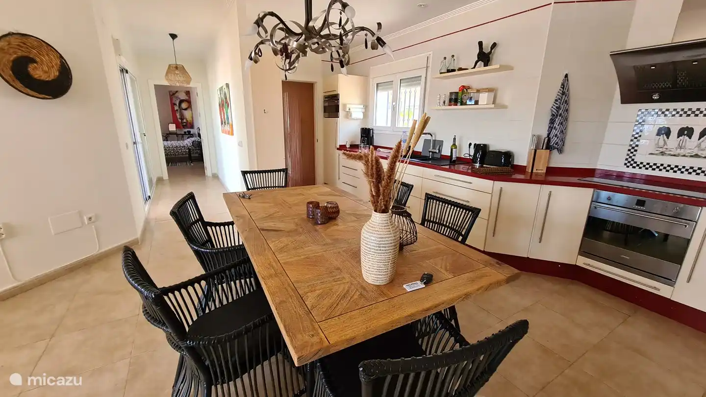 Voll ausgestattete (Ess-)Küche