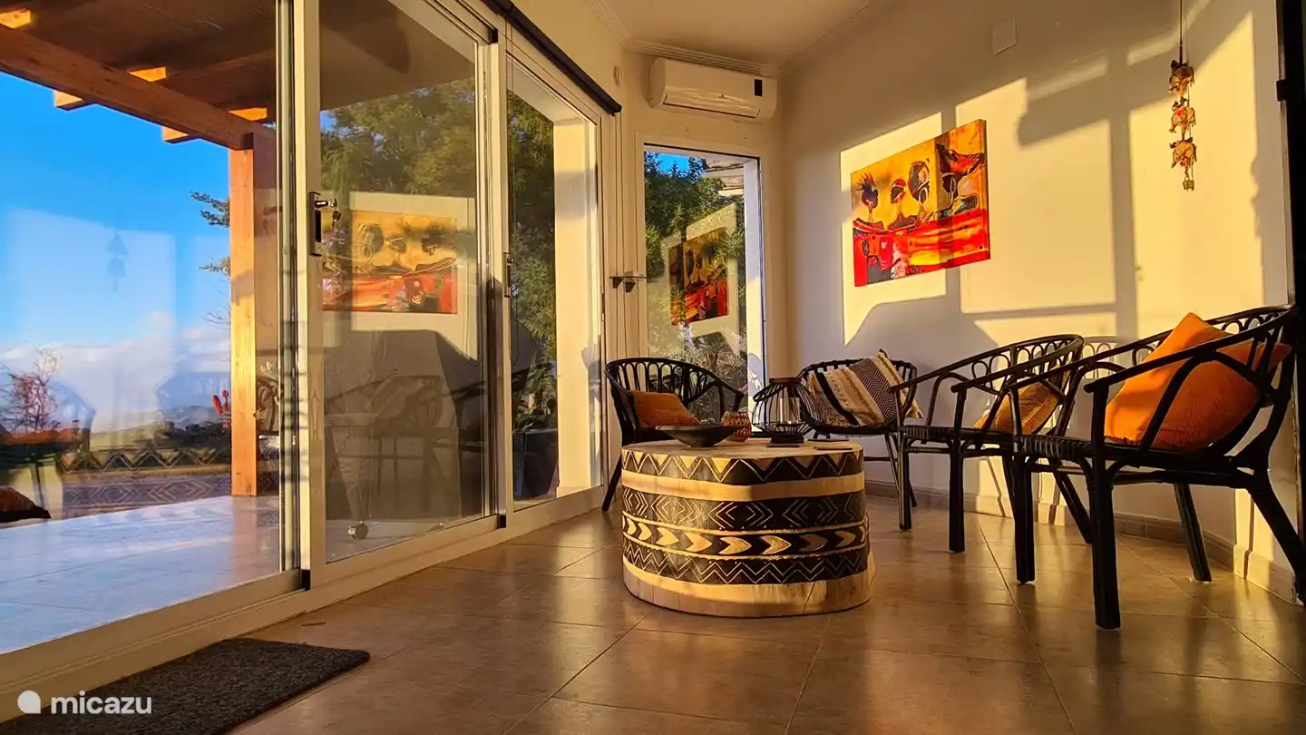 Wintergarten mit Pool-, Meer- und Bergblick