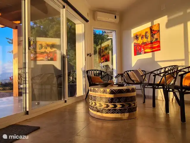Casa El Mirador en España, Andalucía, Arenas - villa Terraza acristalada con vistas a la piscina, al mar y a la montaña