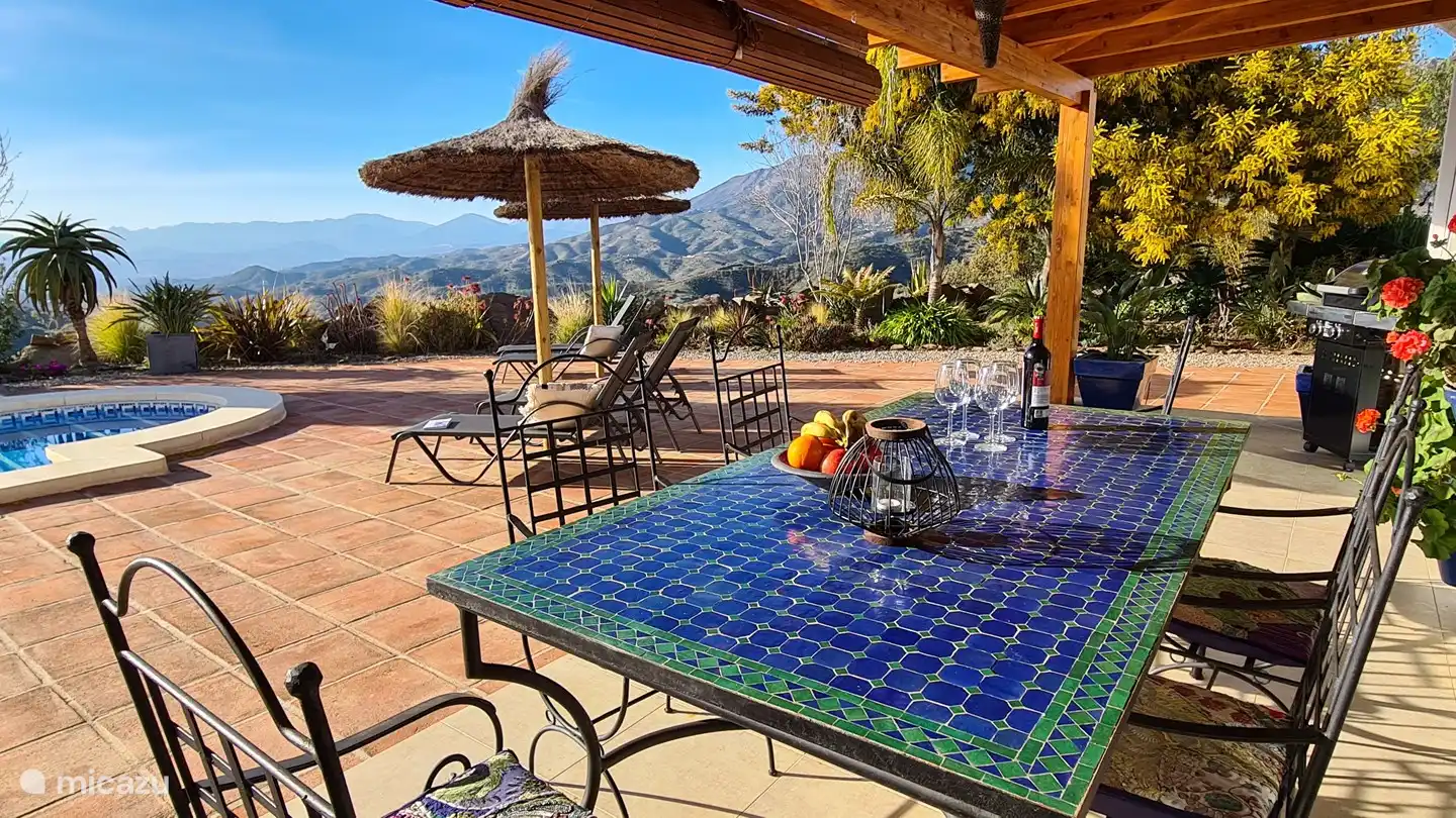 Esstisch, neben dem Grill unter Verranda mit Blick auf Berge und Meer