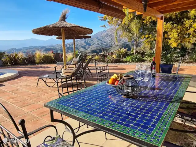 Casa El Mirador en España, Andalucía, Arenas - villa Mesa de comedor, junto a la barbacoa bajo la verranda con vistas a las montañas y al mar