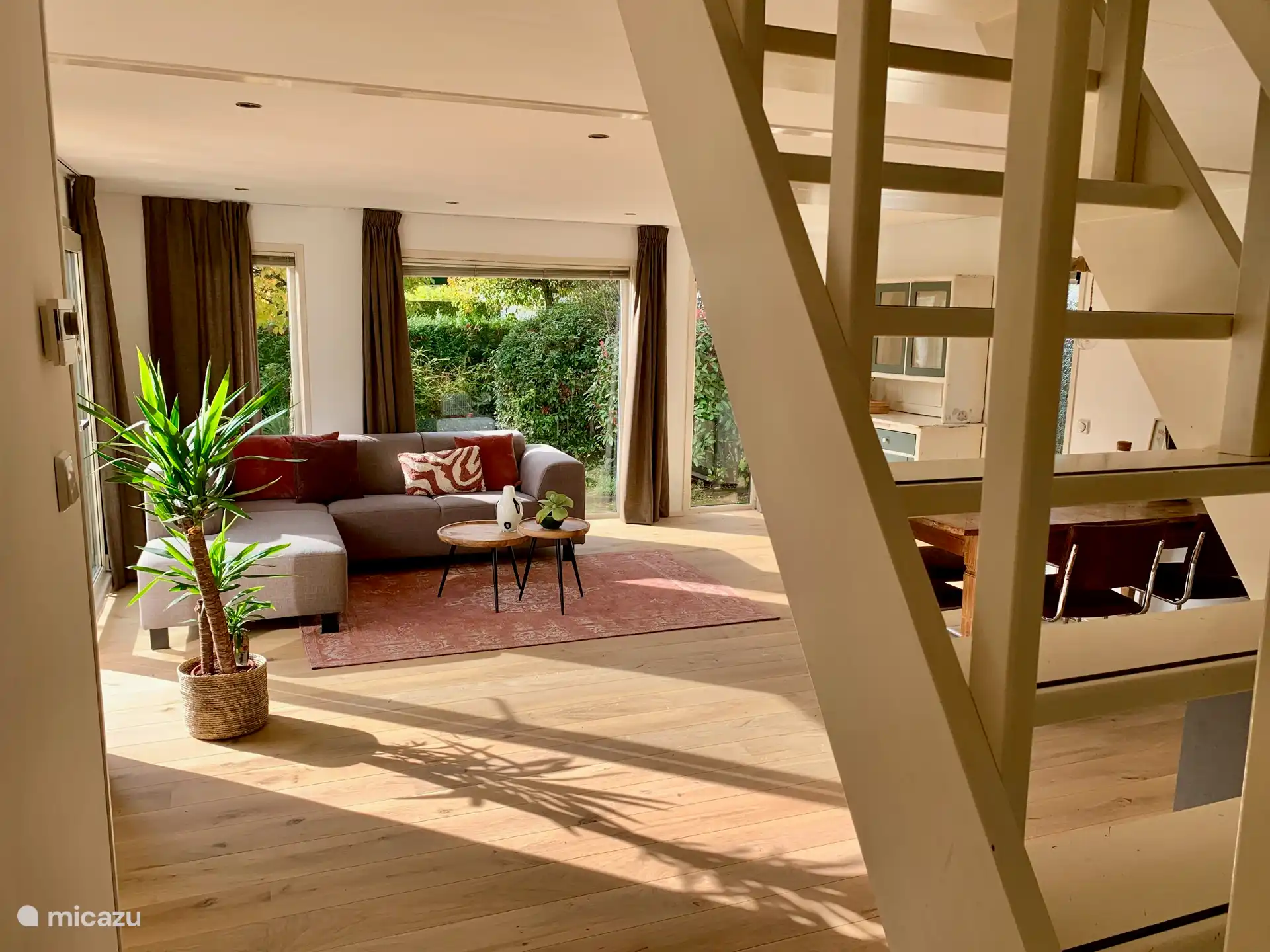 woonkamer met trap naar eerste verdieping