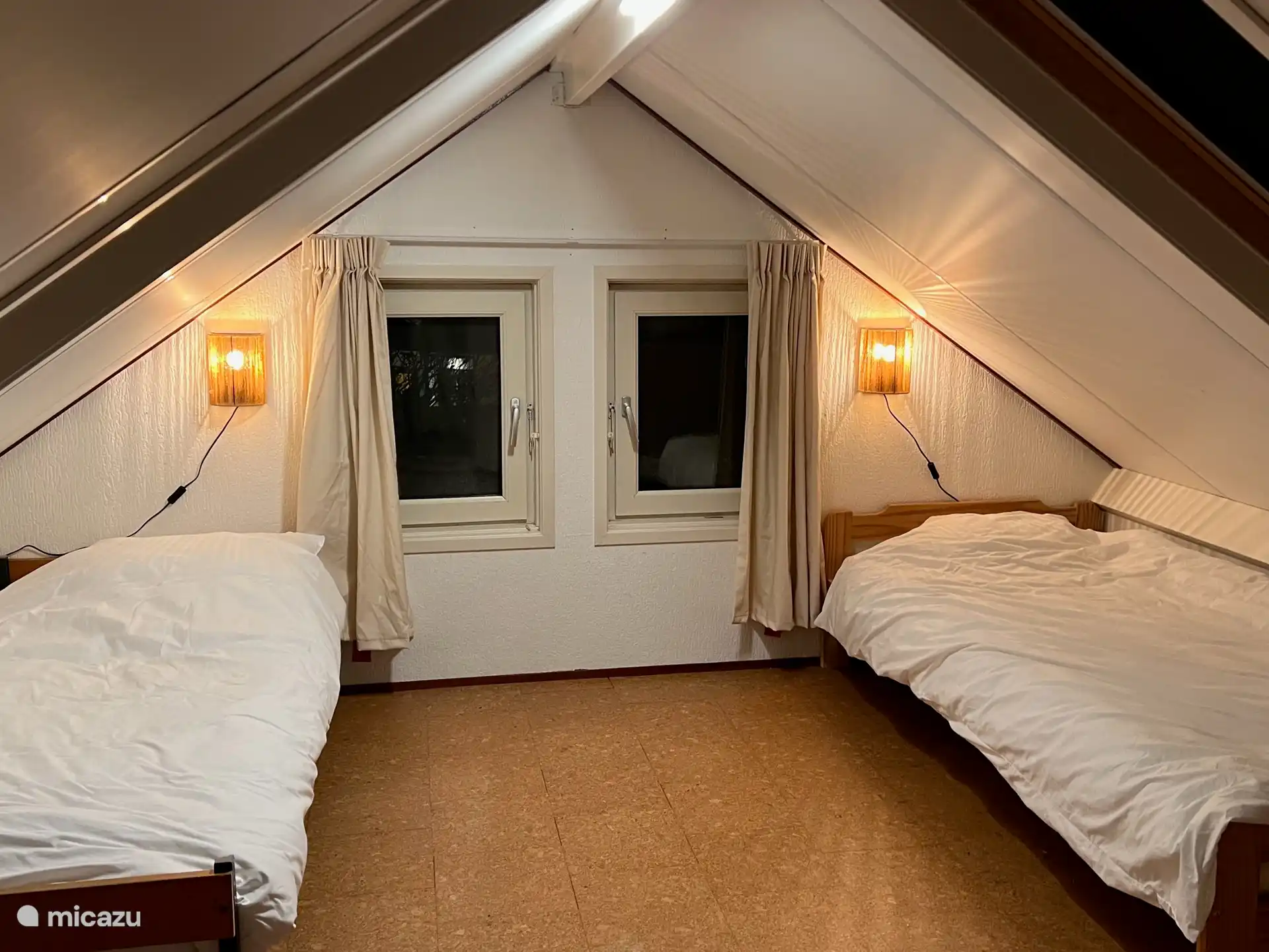 slaapkamer eerste verdieping met 2 1persoons bedden