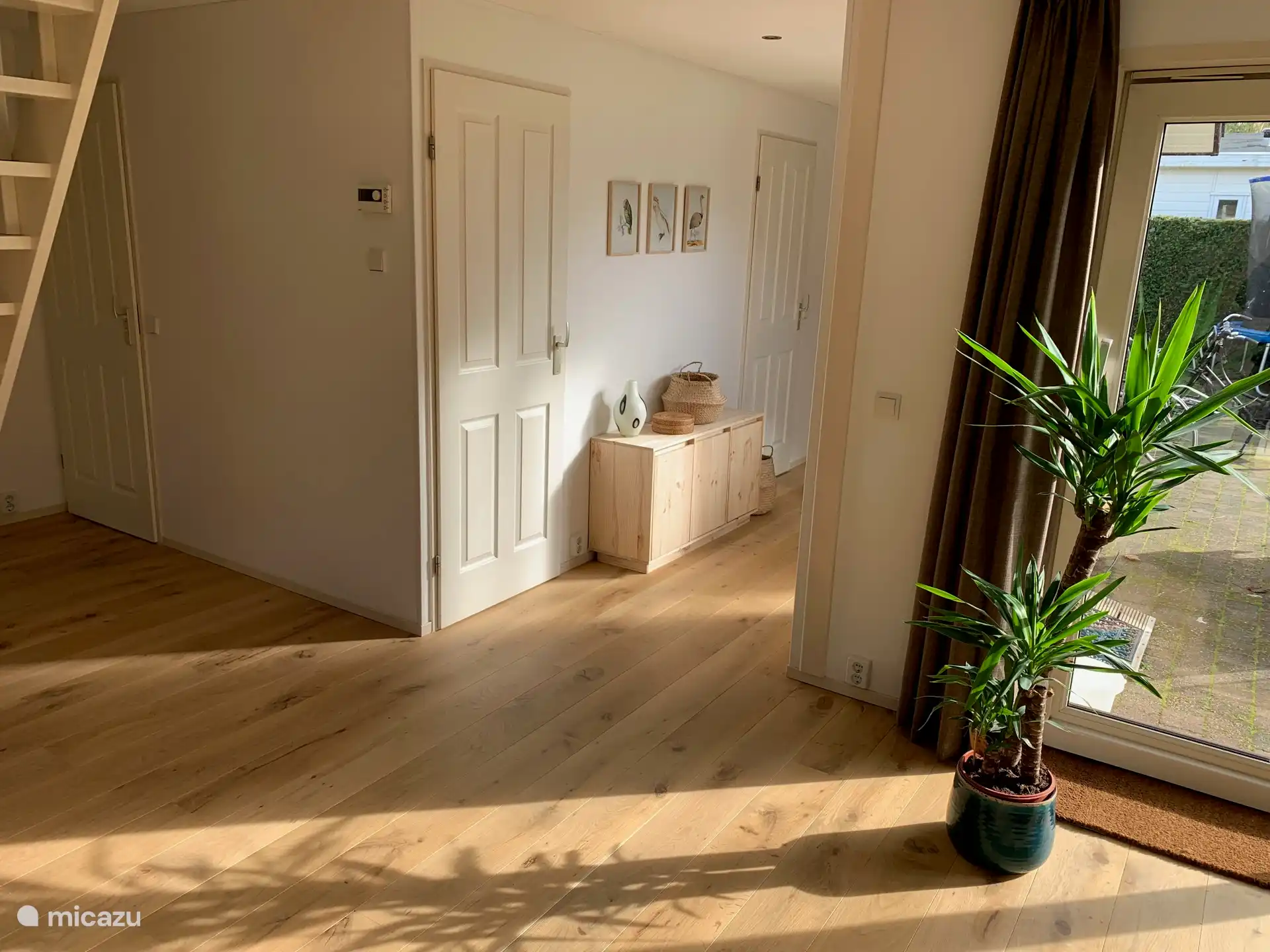 gang. naar slaapkamer en voordeur