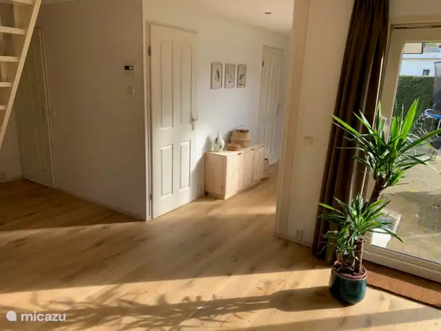 Location de Vacances Pays-Bas, Gueldre, Voorthuizen, maison de vacances - Maison Veluwe Voorthuizen corridor. à la chambre et à la porte d’entrée