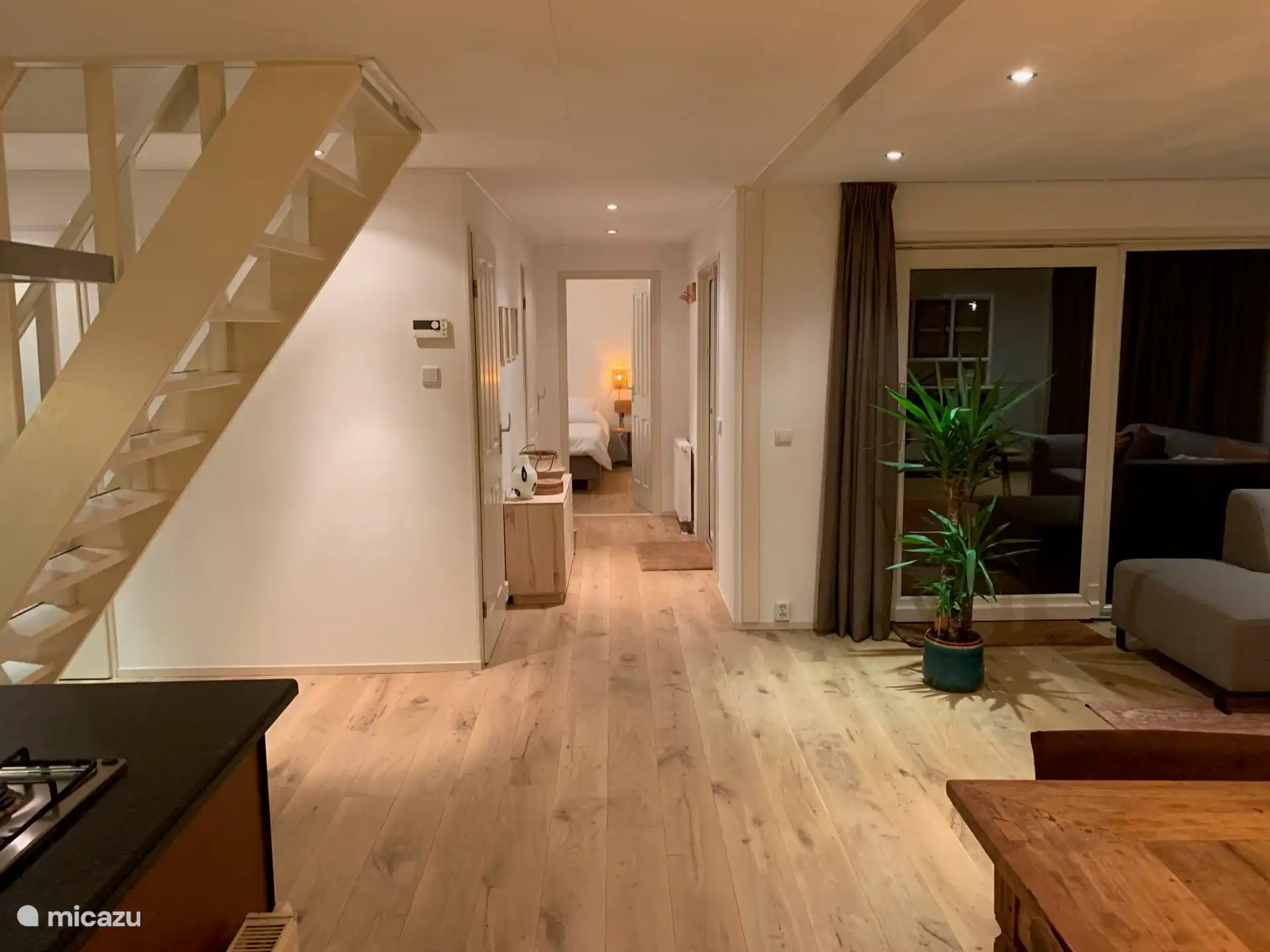 woonkamer met gang naar slaapkamer