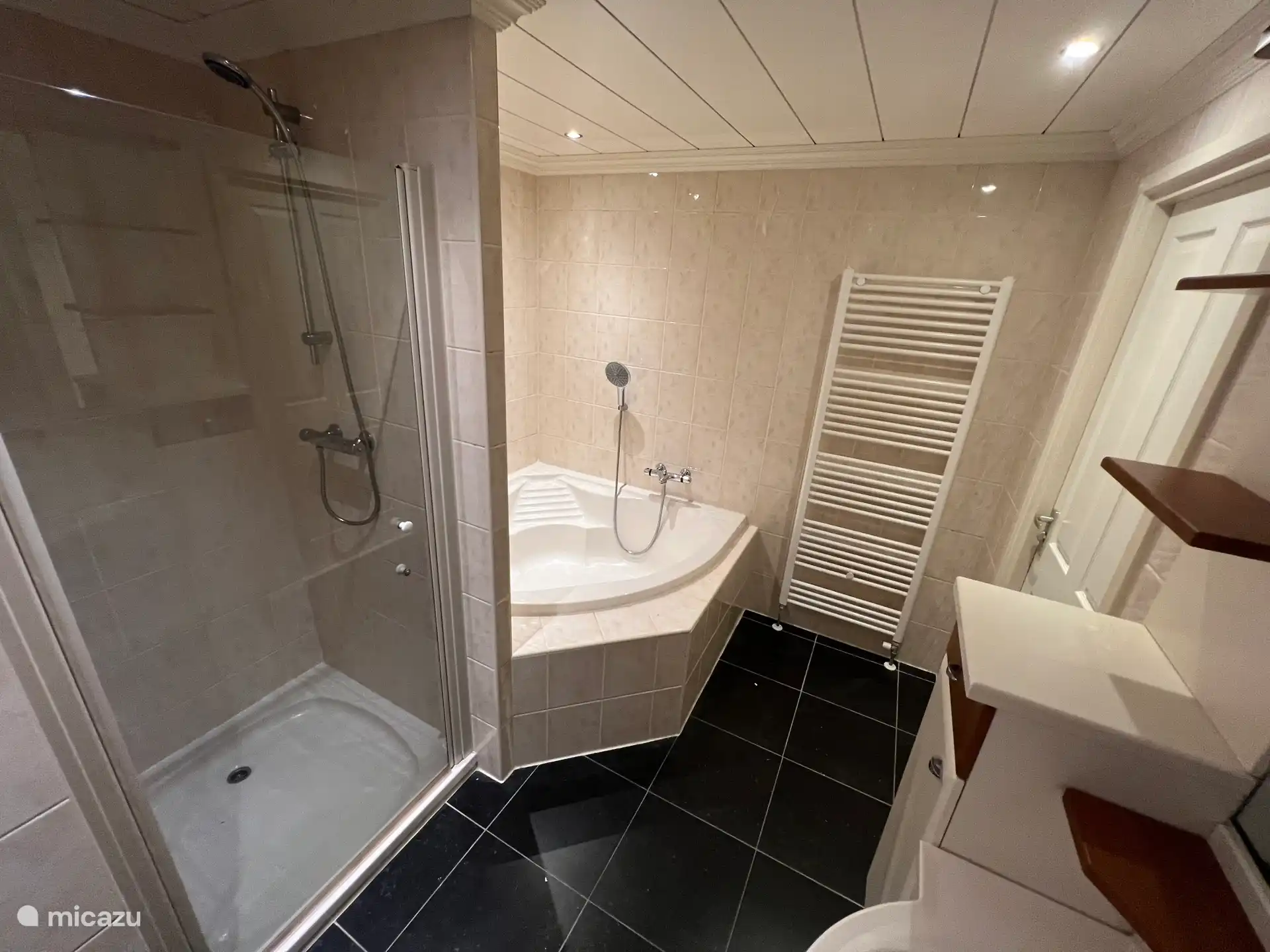 badkamer met bad en aparte douche