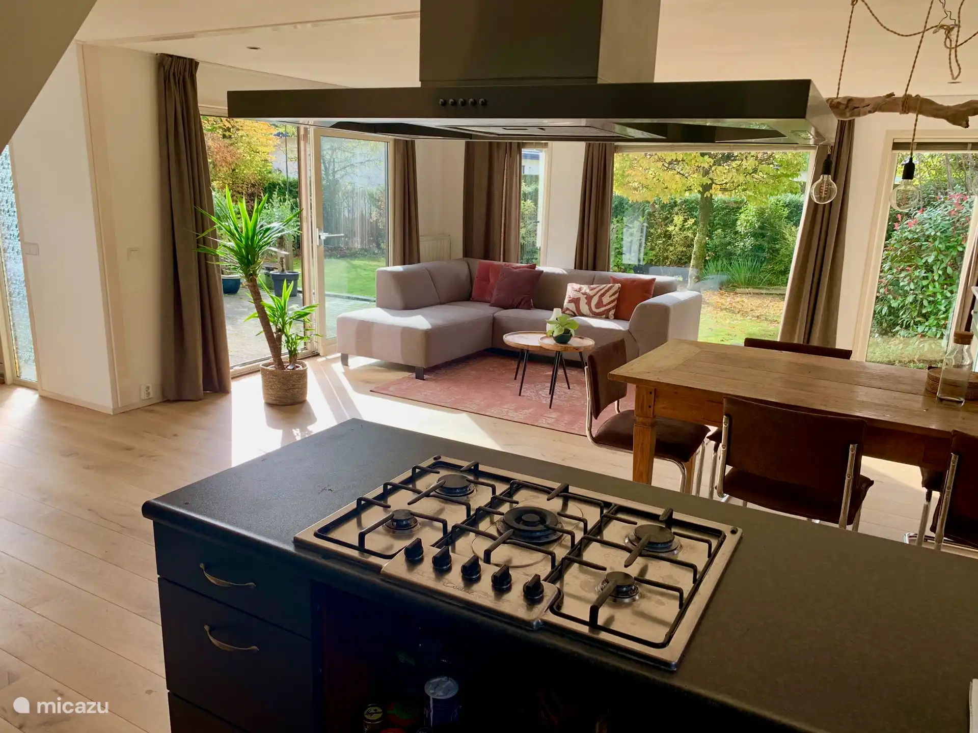 woonkamer met open keuken