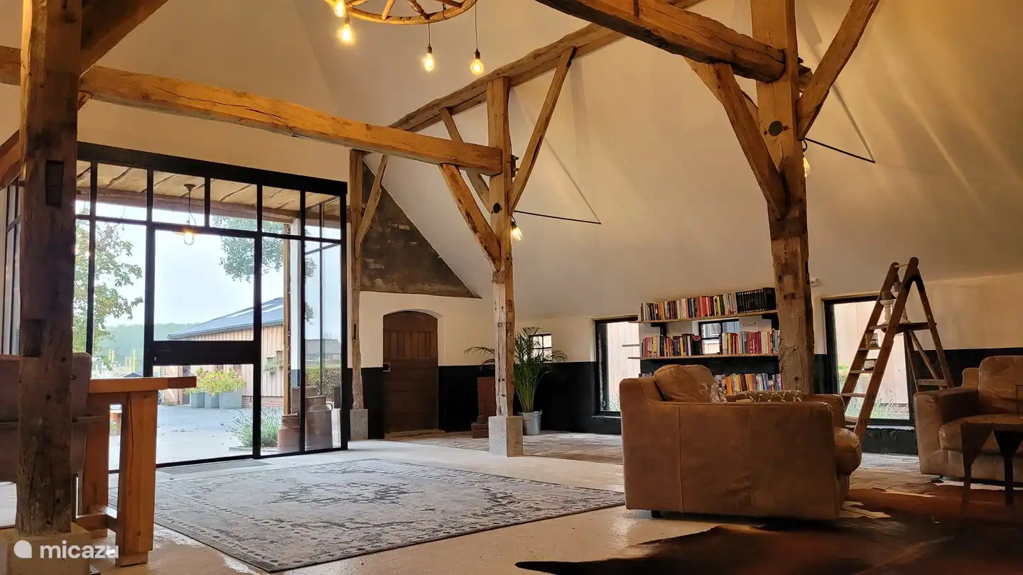 La 'Schoppe' avec un joli coin salon, brochures, magazines, livres et jeux. S'il fait un peu frais dehors, n'hésitez pas à allumer le poêle à granulés.