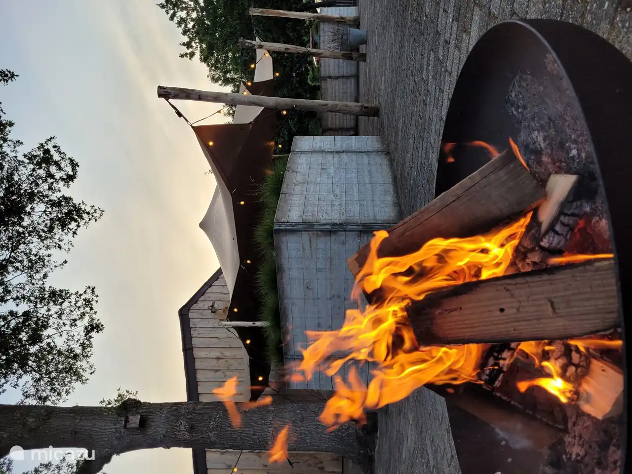 Terrasse avec foyer. Nous allumons régulièrement le feu de camp, vous pouvez toujours le faire vous-même. Nous avons suffisamment de bois en stock.