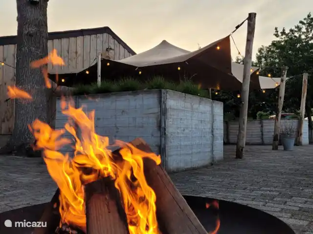 Location de Vacances Pays-Bas, Gueldre, Ruurlo, maison de vacances - Maison de vacances Achterhoek Terrasse avec foyer. Nous allumons régulièrement le feu de camp, vous pouvez toujours le faire vous-même. Nous avons suffisamment de bois en stock.