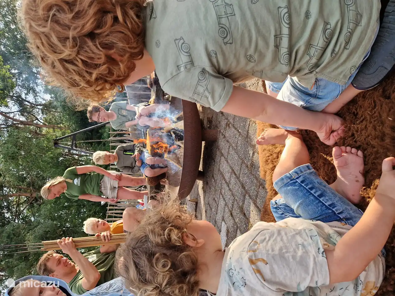 Nous allumons régulièrement le feu de camp. Vous êtes invités à nous rejoindre.