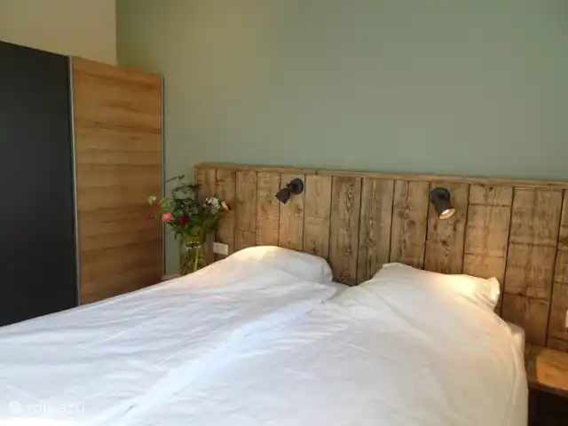 Location de Vacances Pays-Bas, Gueldre, Ruurlo, maison de vacances - Maison de vacances Achterhoek Chambre avec lit double et une grande armoire.