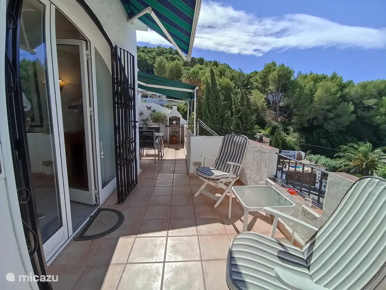 In idyllischer Naturumgebung mit üppigen Pinien, einheimischer mediterraner Vegetation und typischen Weinbergen