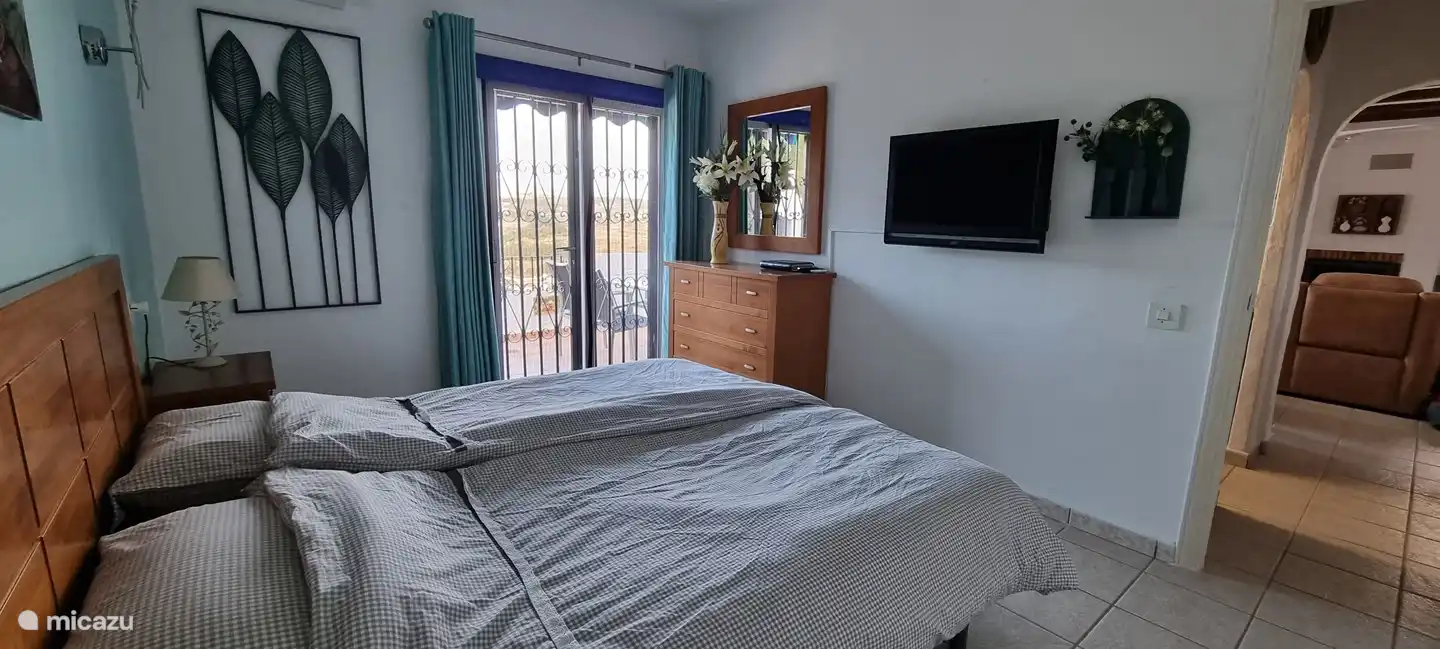 Schlafzimmer mit Doppelbett 180x200