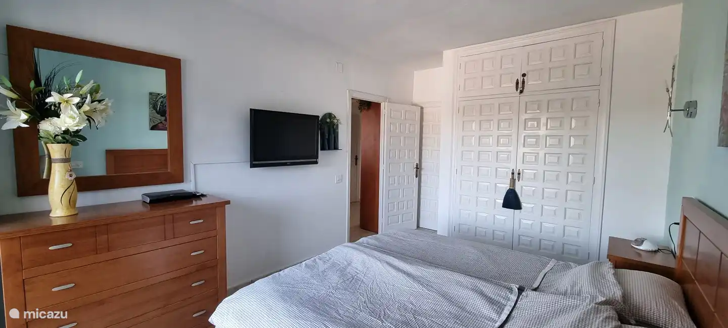 Sehen Sie im Wohn- und Schlafzimmer fern (über Chromecast).