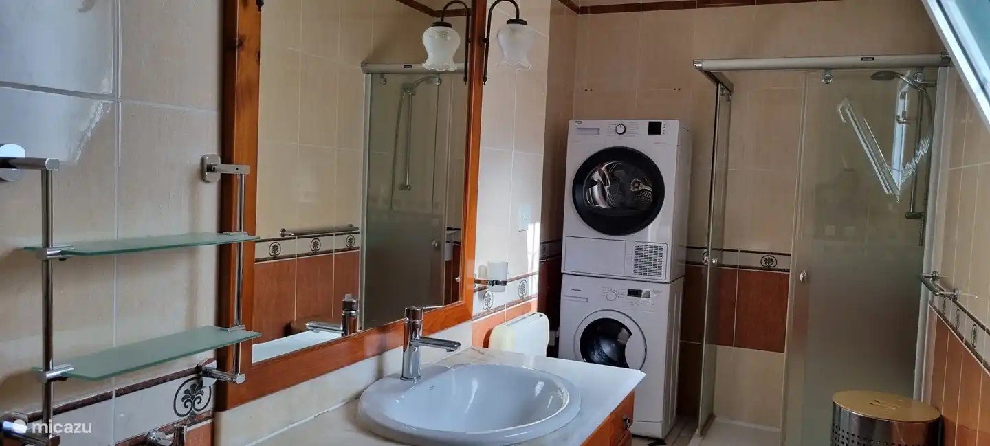 Zweites Badezimmer mit Duschkabine und Waschmaschine und Trockner
