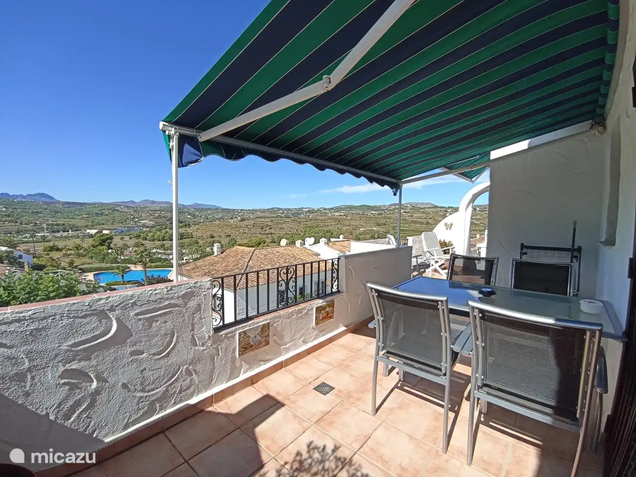 Süd-West-Terrasse mit Gartenmöbeln