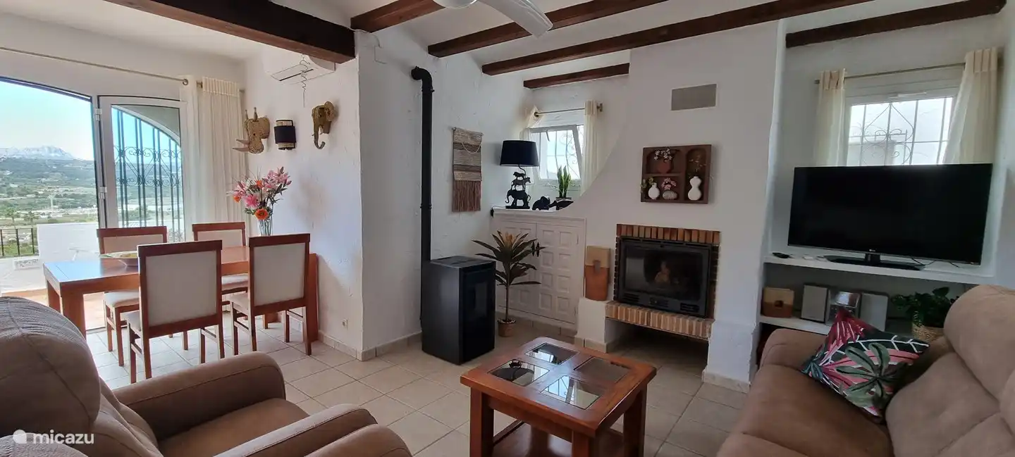 Atmosphärisches Wohnzimmer mit Sitzecke und Essbereich.