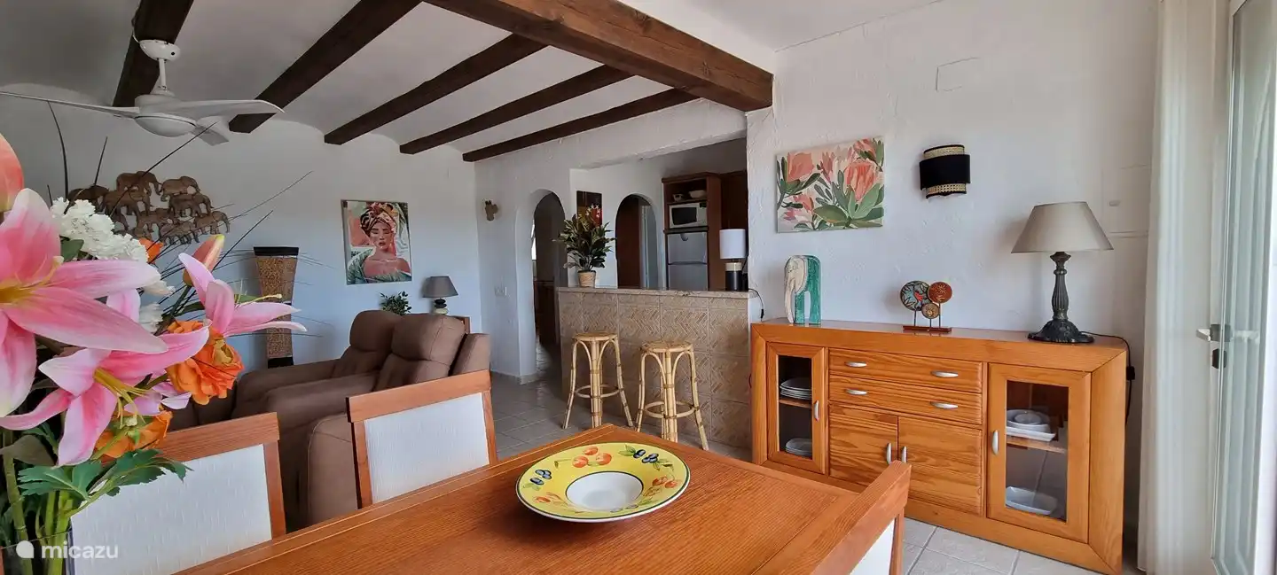 Gemütlicher Essbereich mit Esstisch und 4 Stühlen.