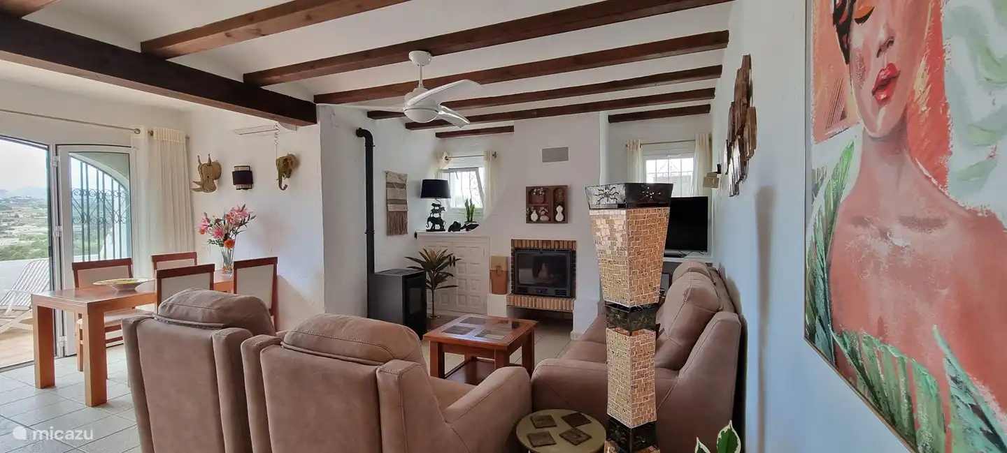 Geschmackvoll eingerichtetes Wohnzimmer mit Klimaanlage zum Kühlen oder Heizen, Pellet- und Holzofen