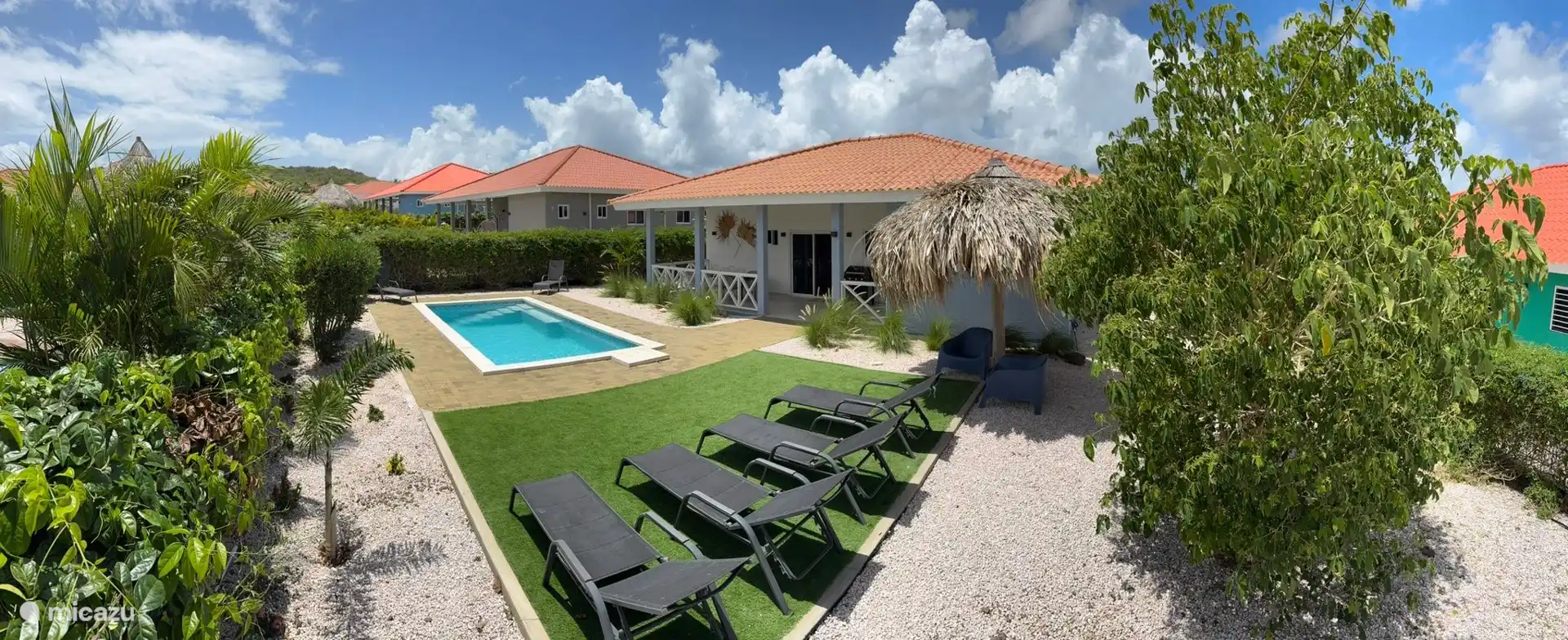 Herrlicher Garten, wunderschön mit Grün und bunten und duftenden Blumen bewachsen. Schöner Ort zum Schwimmen, Sonnenbaden oder Grillen!