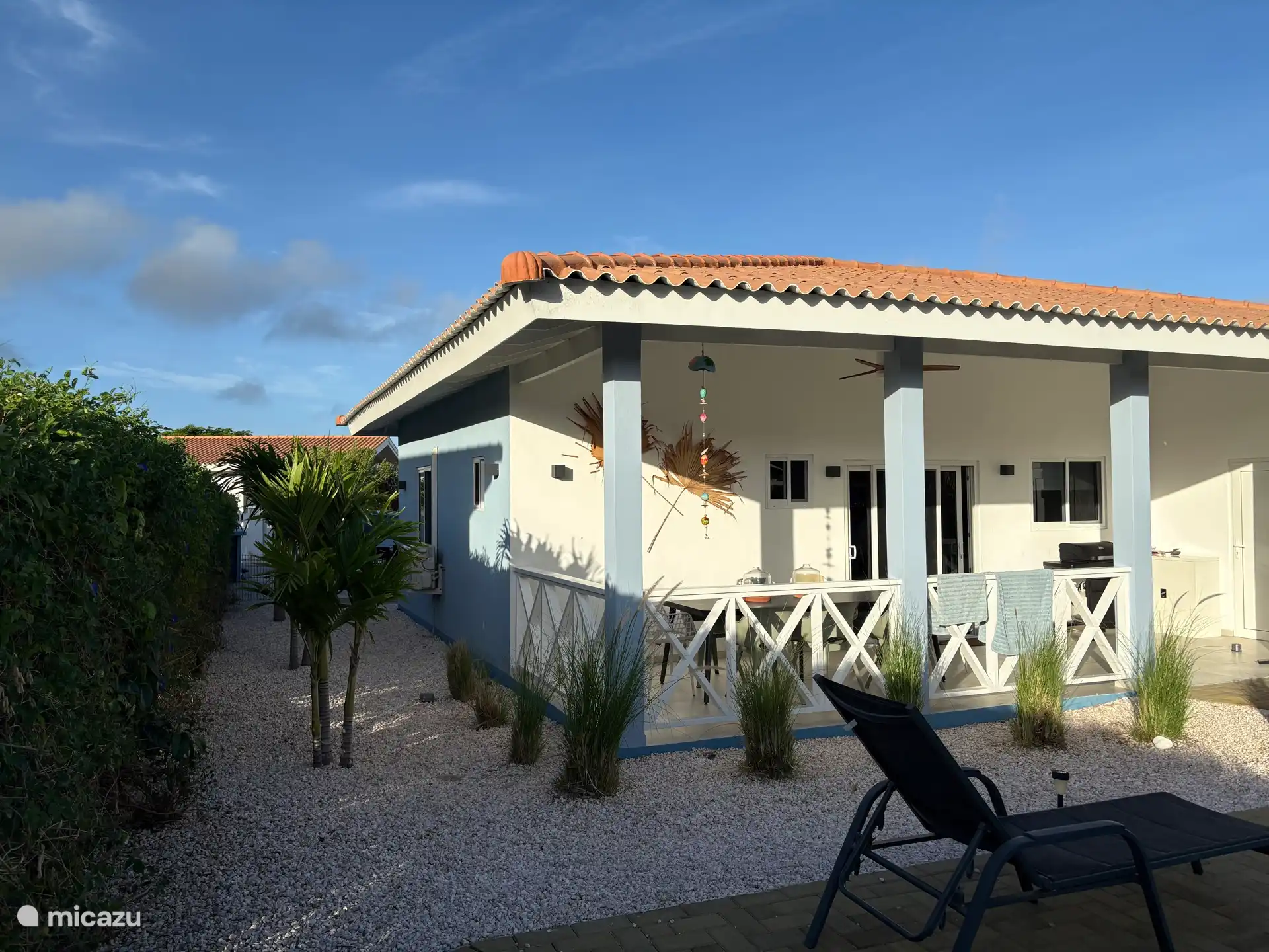 Frühe Morgensonne auf der Veranda.