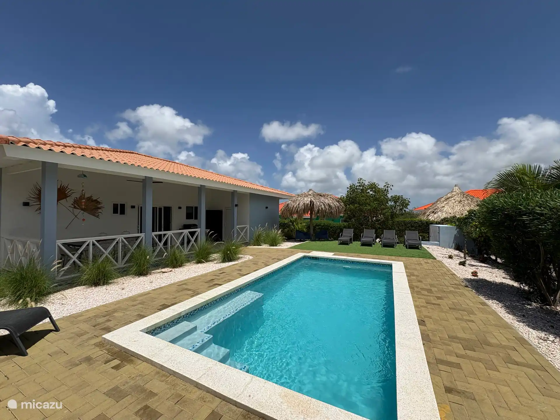 Herrlicher Garten, wunderschön mit Grün und bunten und duftenden Blumen bewachsen.
Schöner Ort zum Entspannen, Schwimmen oder Grillen!