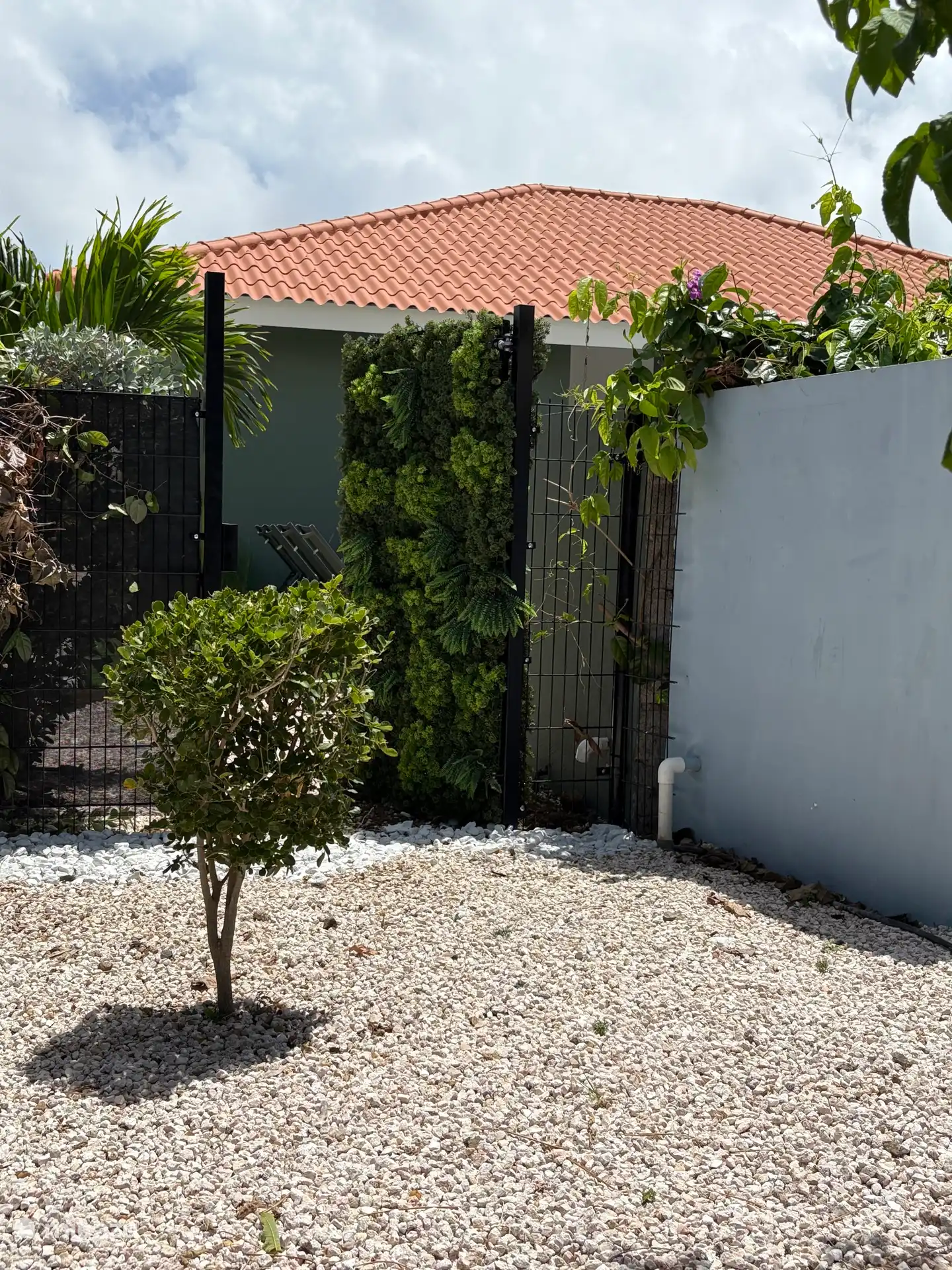 Möchten Sie mit Freunden in den Urlaub fahren, dicht beieinander sitzen, aber auch Privatsphäre haben?! In Zusammenarbeit mit Casa Juno können Sie beide Häuser durch dieses Tor betreten. Gemütlichkeit in Kombination mit Privatsphäre!