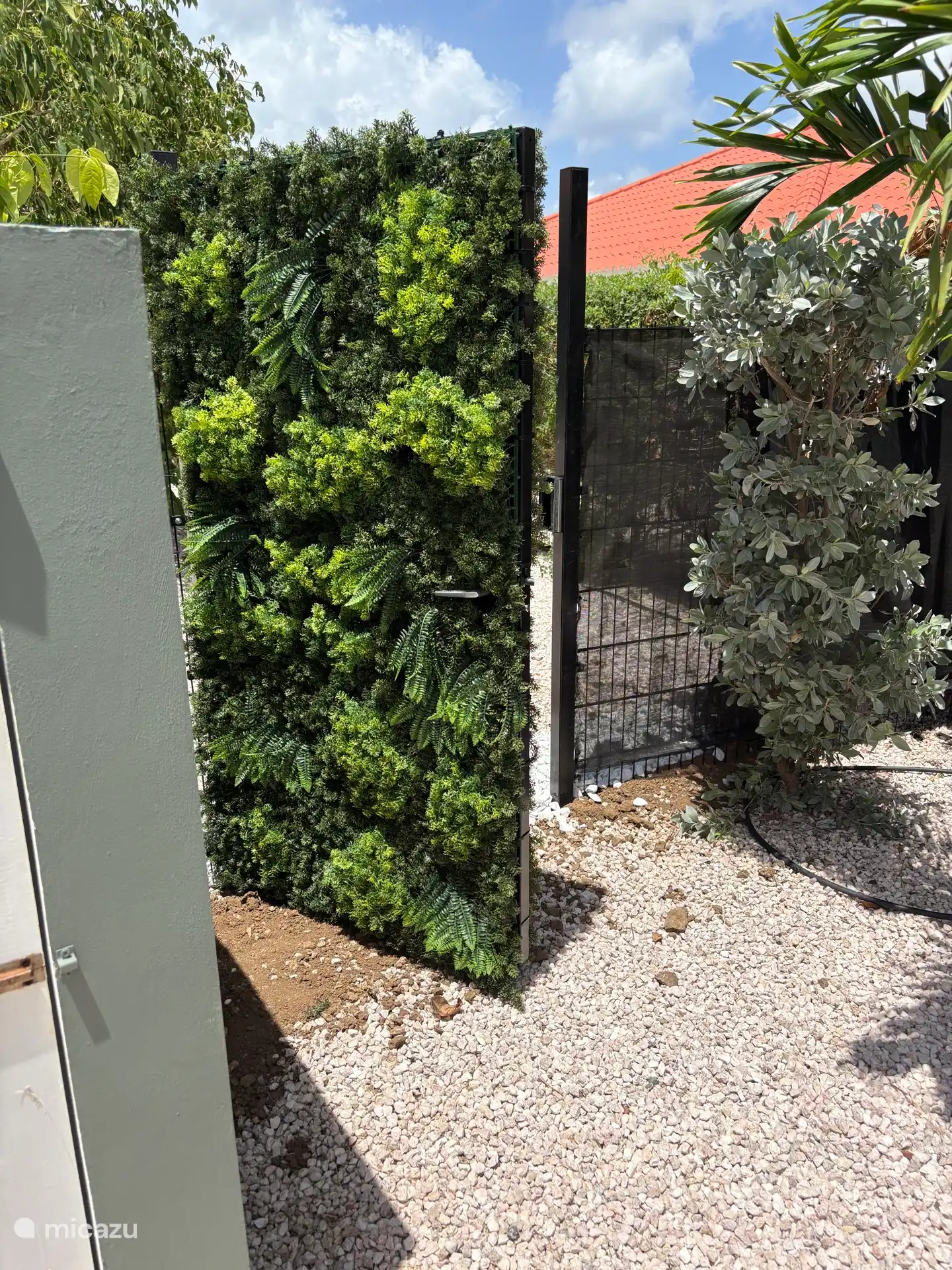 Möchten Sie mit Freunden in den Urlaub fahren, dicht beieinander sitzen, aber auch Privatsphäre haben?! In Zusammenarbeit mit Casa Juno können Sie beide Häuser durch dieses Tor betreten. Gemütlichkeit in Kombination mit Privatsphäre!